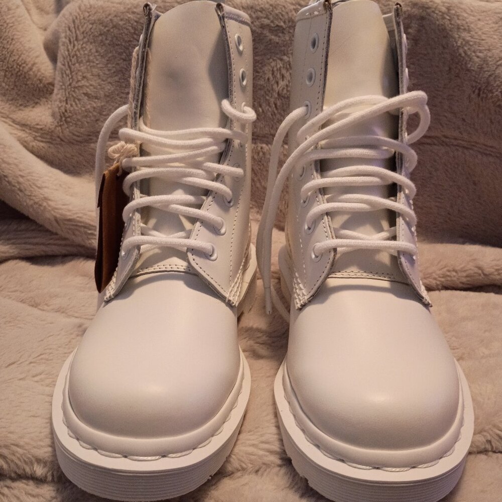 NWT/Dr Marten's 1460 Mono All White Smooth Leather Combat Boots Men's Size 4
